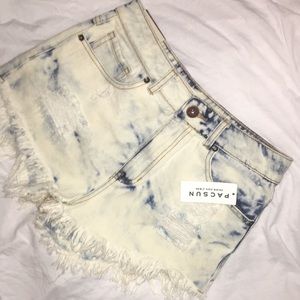 Cute white gold Pacsun shorts! mom shorts!
